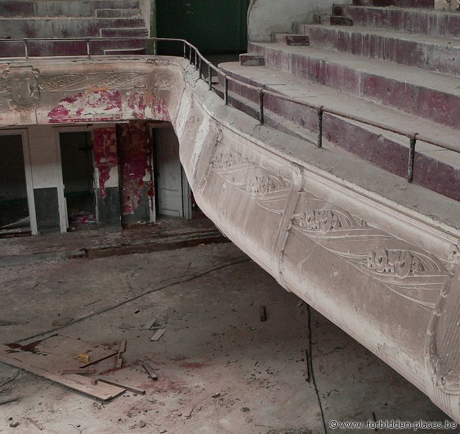 The Cinema Theater Varia - (c) Forbidden Places - Sylvain Margaine - Balcony's guardrail