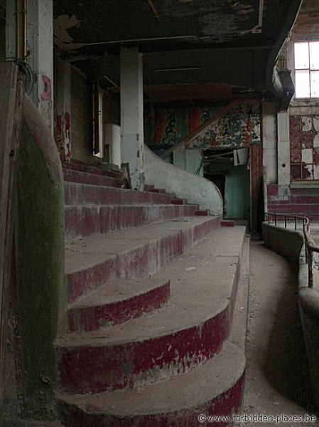 Le Cinéma-théâtre Varia - (c) Forbidden Places - Sylvain Margaine - Les gradins du balcon