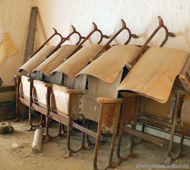 Le Cinéma-théâtre Varia - (c) Forbidden Places - Sylvain Margaine - Le peu qu'il reste des chaises de la corbeille