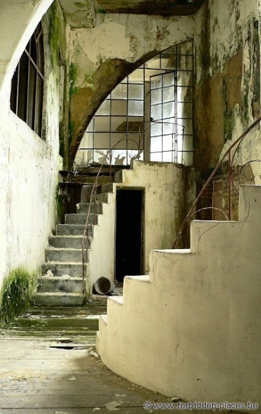 Le Cinéma-théâtre Varia - (c) Forbidden Places - Sylvain Margaine - Derrière le balcon, un petit appartment 3/6