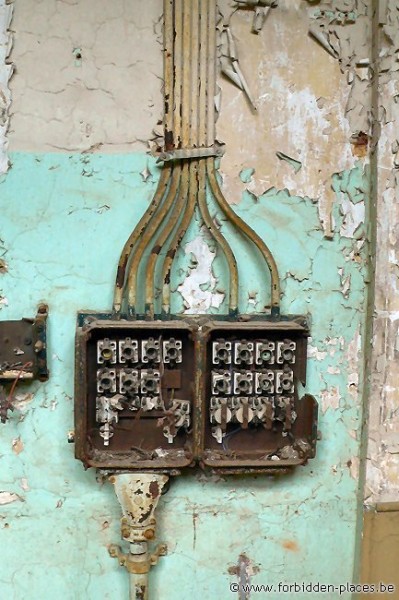 SNCB abandoned building - (c) Forbidden Places - Sylvain Margaine - This building has only rotten colors