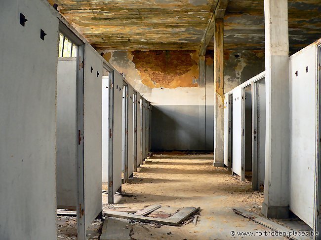 SNCB abandoned building - (c) Forbidden Places - Sylvain Margaine - Workers dressrooms