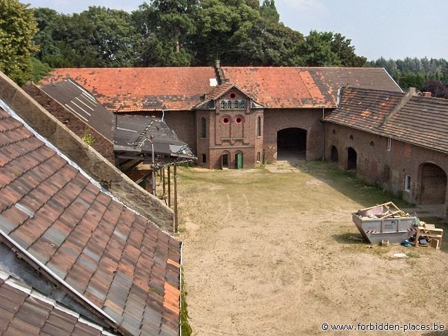 Otzenrath ghost town - (c) Forbidden Places - Sylvain Margaine - Inside a pretty old farm (1837), soon to be demolished.