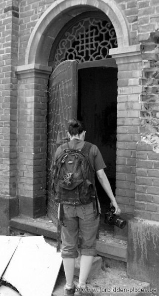 Otzenrath ghost town - (c) Forbidden Places - Sylvain Margaine - Trying to find a way into the church 1/2