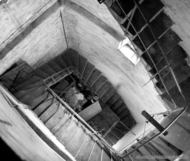 Pueblo fantasma de Otzenrath - (c) Forbidden Places - Sylvain Margaine - Climbing to the bell tower