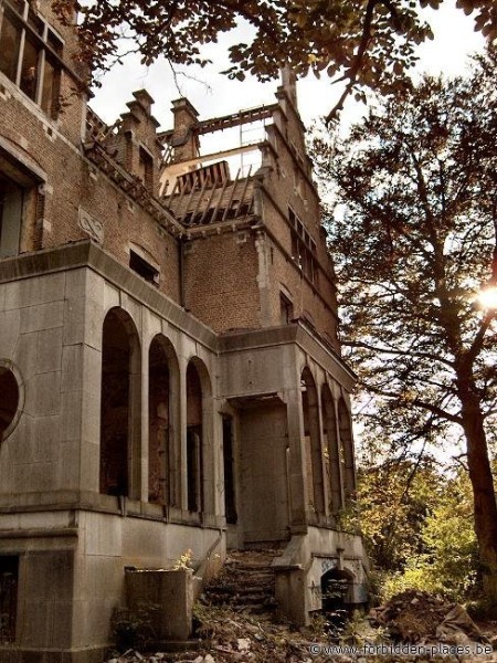 Casa Solariega de Erpent - (c) Forbidden Places - Sylvain Margaine - Main façade & sunset