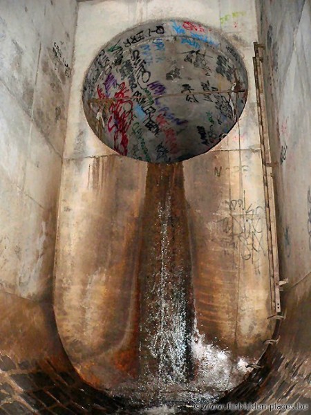 Australian underground drains - (c) Forbidden Places - Sylvain Margaine - Melbourne, the Maze. The waterfall.