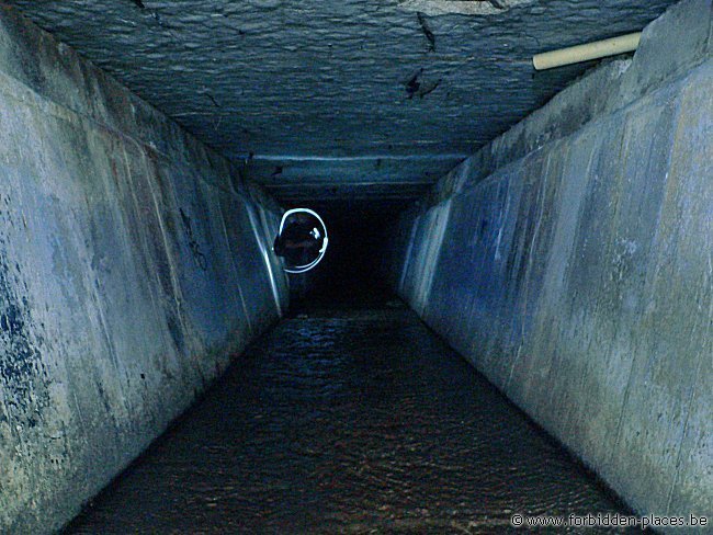 Canalisations souterraines australiennes - (c) Forbidden Places - Sylvain Margaine - Adelaide, Adelaide Darkie. Un drain en V