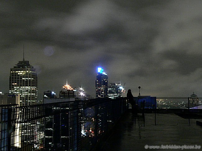 Paseo por los tejados en Australia - (c) Forbidden Places - Sylvain Margaine - Outside, rain..