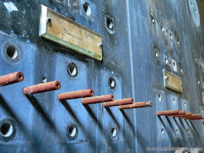 Untighten bolt factory - (c) Forbidden Places - Sylvain Margaine - Control panels