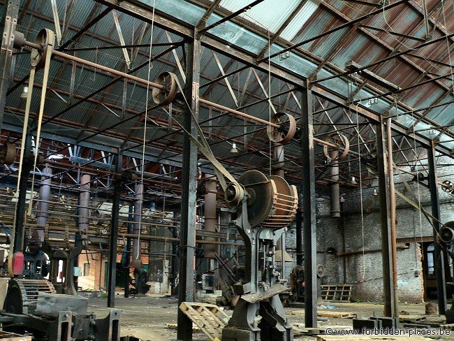 Untighten bolt factory - (c) Forbidden Places - Sylvain Margaine - Pulleys'place