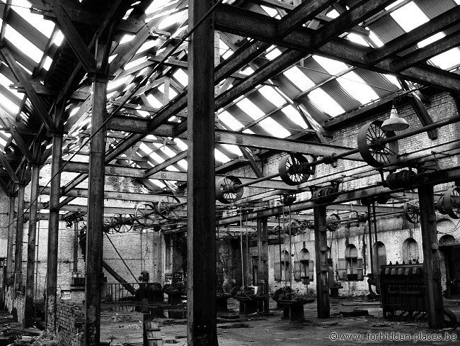 Untighten bolt factory - (c) Forbidden Places - Sylvain Margaine - ...