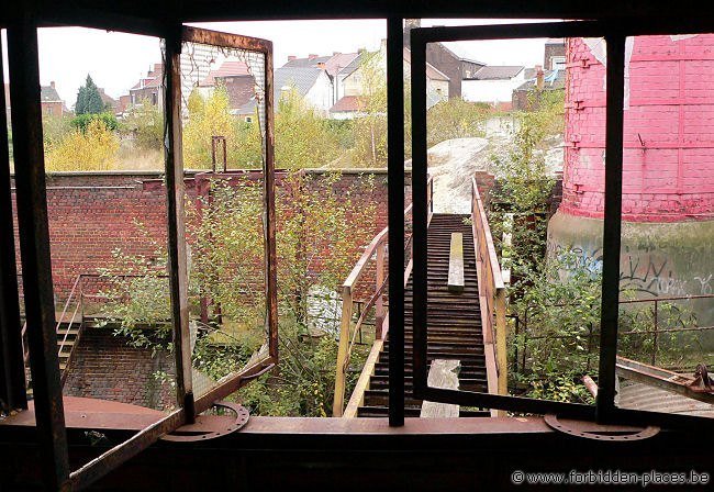 Verlipack Jumet - (c) Forbidden Places - Sylvain Margaine - Window, bridge and chemney