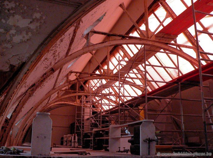 Le Musée Des Horreurs ou L'Ecole Vétérinaire d'Anderlecht - (c) Forbidden Places - Sylvain Margaine - Un grenier bâché