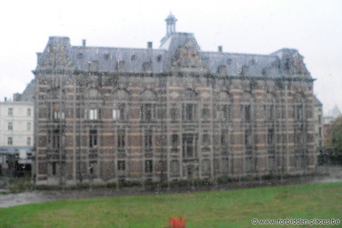 Le Musée Des Horreurs ou L'Ecole Vétérinaire d'Anderlecht - (c) Forbidden Places - Sylvain Margaine - Jour pluvieux