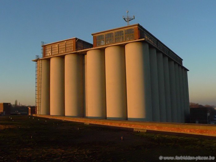 La malterie Stella-Artois - (c) Forbidden Places - Sylvain Margaine - Les silos, surmontés par des ateliers de contrôle