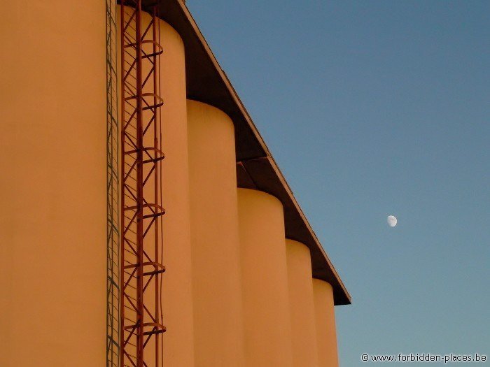 Stella-Artois malthouse - (c) Forbidden Places - Sylvain Margaine - Silos & moon