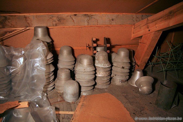 La fabrique de bérets basques Pierre Laulhère - (c) Forbidden Places - Sylvain Margaine - Un stock de 'moules' à chapeaux. Ce sont des pièces métalliques.