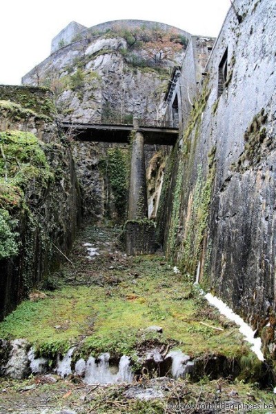 Le Fort du Portalet - (c) Forbidden Places - Sylvain Margaine - Vue extèrieure, entrée principale