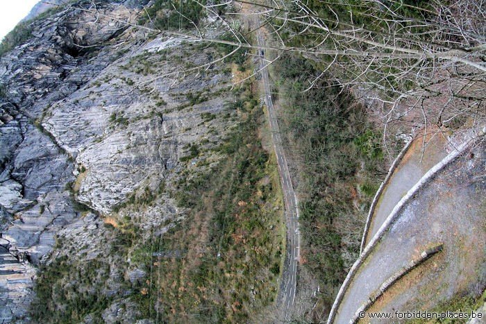 El Fuerte de Portalet - (c) Forbidden Places - Sylvain Margaine - Vertiginous sight on the international road below