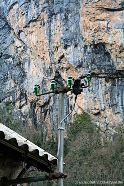 El Fuerte de Portalet - (c) Forbidden Places - Sylvain Margaine - Insulator and cliff