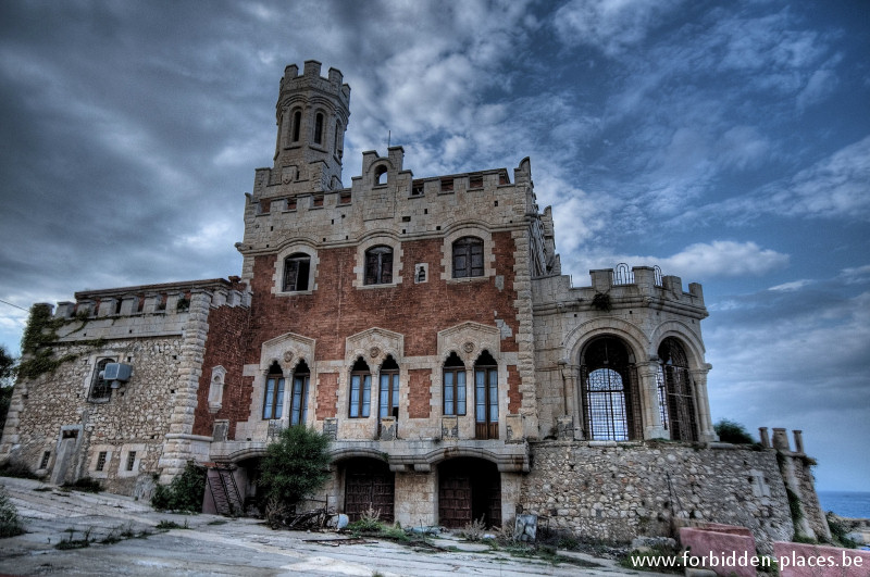 Portopalo's castle - (c) Forbidden Places - Sylvain Margaine - Side view. The swimming-pool and the sea are on the right side.