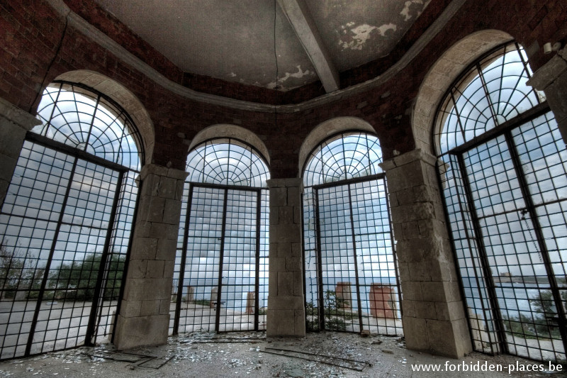 Portopalo's castle - (c) Forbidden Places - Sylvain Margaine - The orangery overlooks the cliff