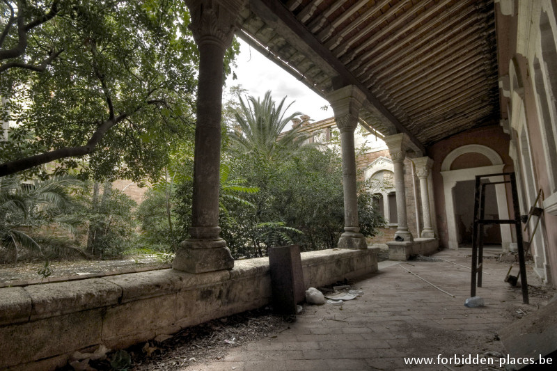 Le château de Portopalo - (c) Forbidden Places - Sylvain Margaine - Le patio luxuriant