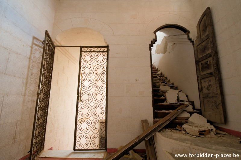 Portopalo's castle - (c) Forbidden Places - Sylvain Margaine - Wrought-iron gate