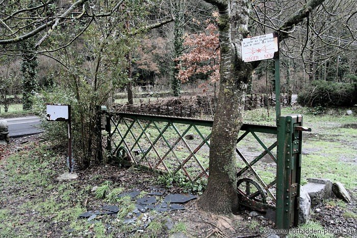 La Goutte d'eau (the 'Water Drop') - (c) Forbidden Places - Sylvain Margaine - Level crossing