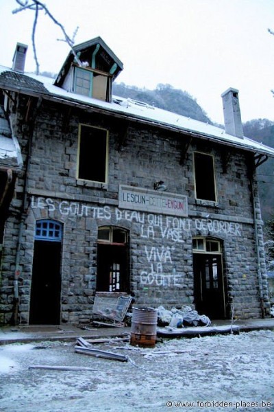 La Goutte d'eau (the 'Water Drop') - (c) Forbidden Places - Sylvain Margaine - The station, front view