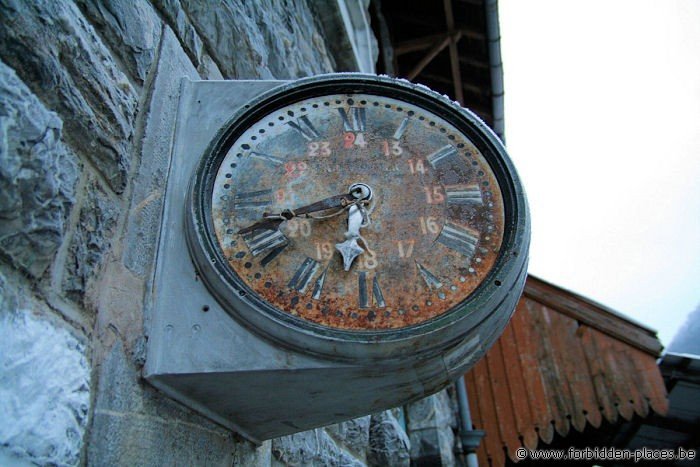 La Goutte d'eau (la 'gota de agua') - (c) Forbidden Places - Sylvain Margaine - Clock side A