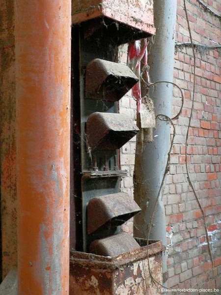 Los establecimientos industriales Charbrit - (c) Forbidden Places - Sylvain Margaine - Petits godets pour monter le grain