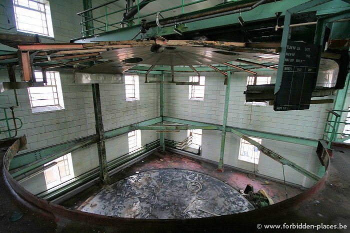 Park Royal Guinness Brewery - (c) Forbidden Places - Sylvain Margaine - The fermenting vessel has been removed, demolition is approaching