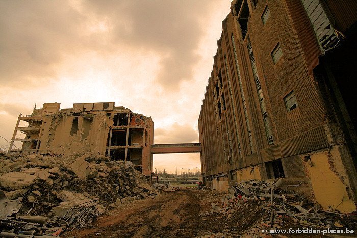 Park Royal Guinness Brewery - (c) Forbidden Places - Sylvain Margaine - Demolition in progress