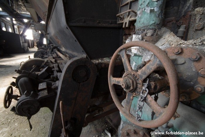 La central eléctrica de Westport - (c) Forbidden Places - Sylvain Margaine - These wagons full of coal fed the coal silos located just below the rails