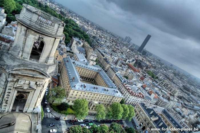 Les secrets de Saint Sulpice - (c) Forbidden Places - Sylvain Margaine - Mon guide, assis sur la 'plus petite' tour