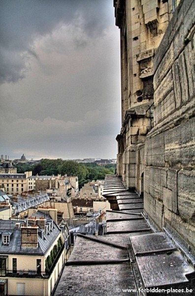 Saint sulpice secrets - (c) Forbidden Places - Sylvain Margaine - Narrow passage