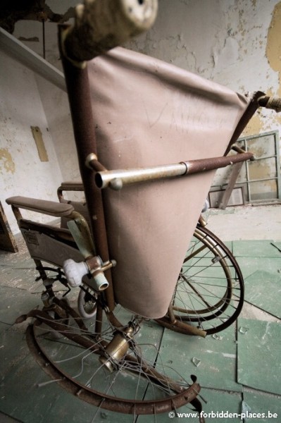 Sea View Children Hospital - (c) Forbidden Places - Sylvain Margaine - Distorted wheelchair