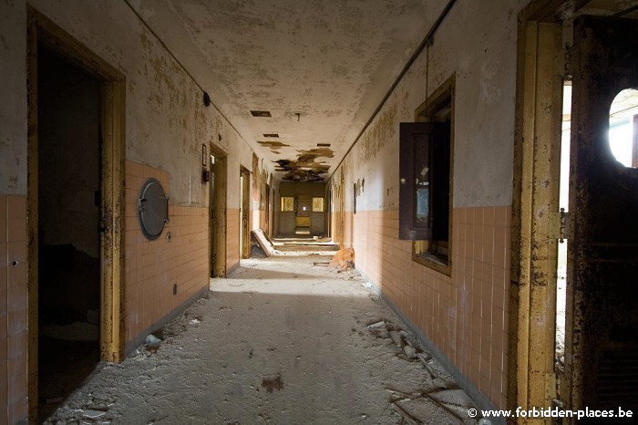 L'hôpital de Sea View - (c) Forbidden Places - Sylvain Margaine - Couloir orange