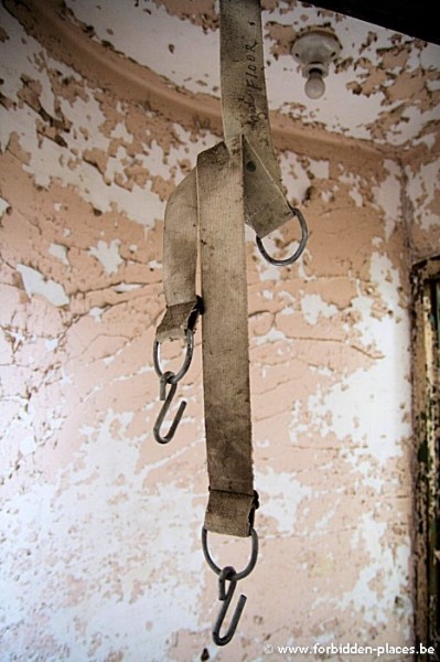 Sea View Children Hospital - (c) Forbidden Places - Sylvain Margaine - Why these straps?
