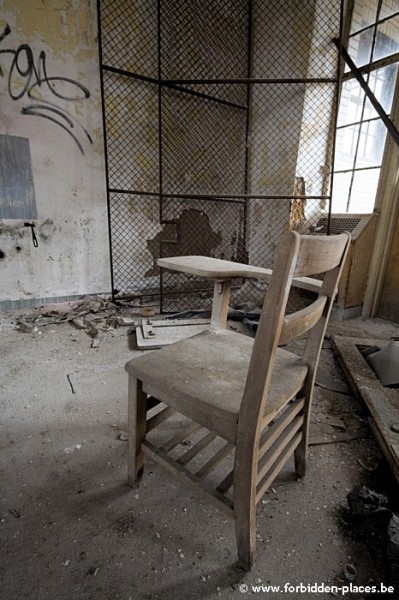 El hospital infantil de Sea View - (c) Forbidden Places - Sylvain Margaine - Chair and cage