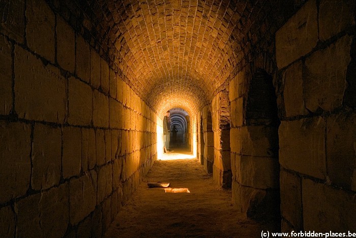 Les casemates souterraines de Maastricht - (c) Forbidden Places - Sylvain Margaine - Au premier plan, un puisard servant à pièger certaines galeries