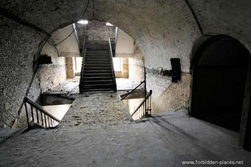 Fort de la Chartreuse, Liège - (c) Forbidden Places - Sylvain Margaine - 2- L'escalier encastré dans la voûte massive