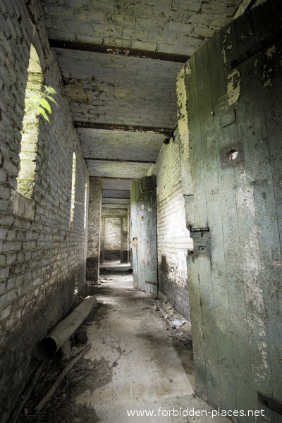 Fort de la Chartreuse, Liège - (c) Forbidden Places - Sylvain Margaine - 15- Hallway leading to the former cells of the fort.