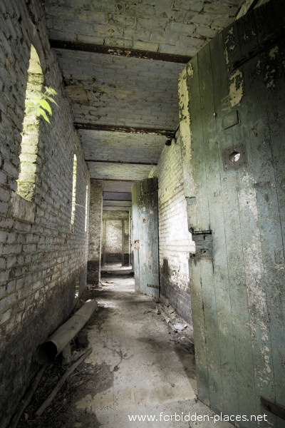 Fort de la Chartreuse, Liège - (c) Forbidden Places - Sylvain Margaine - 15- couloir des anciens cachots d'origine du fort.