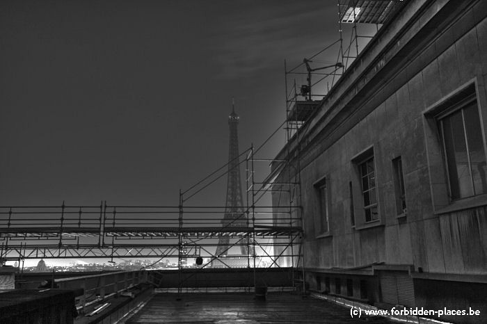 Le palais de Chaillot - (c) Forbidden Places - Sylvain Margaine - Tour Eiffel & échaffaudages