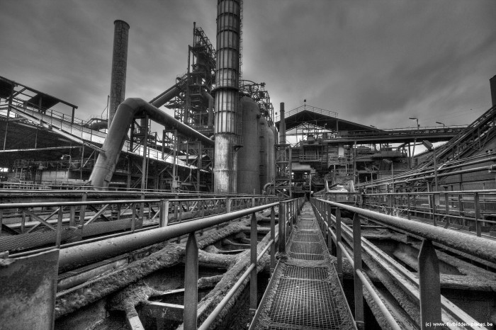 The mysterious steelworks - (c) Forbidden Places - Sylvain Margaine - Along the conveyors