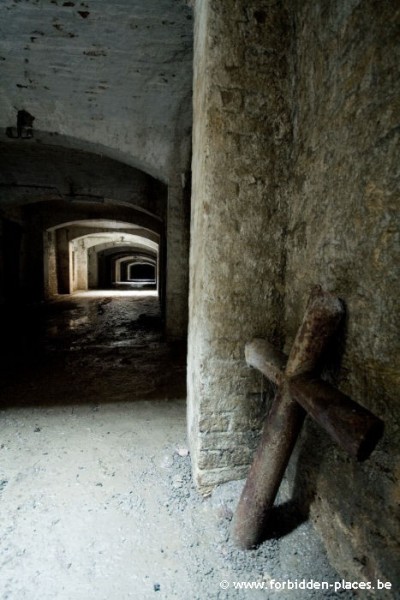 The abandoned crypt - (c) Forbidden Places - Sylvain Margaine - Eastern gallery, almost empty