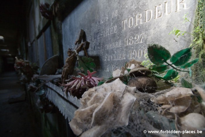 The abandoned crypt - (c) Forbidden Places - Sylvain Margaine - Close-up